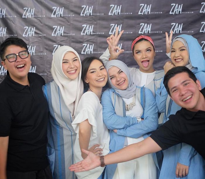 dari kiri: Alwin, Zaskia, Tania, Tasya, Rifqa, Marsha, Haikal