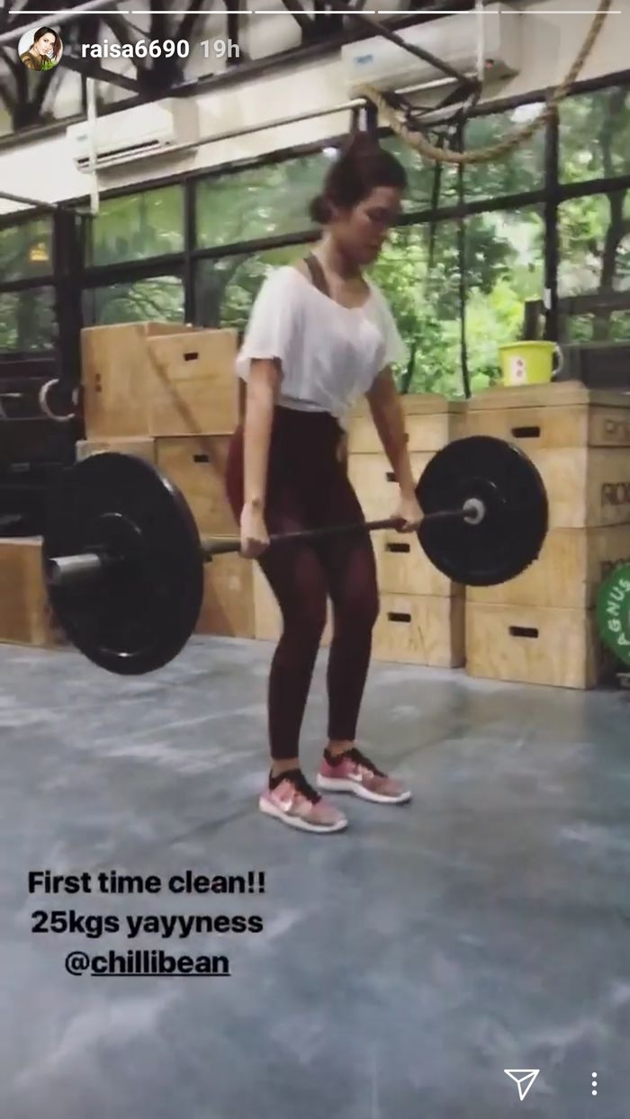 Raisa Angkat Beban 25 Kilogram, Inikah Rahasia Tubuh Kurusnya? (Insta story)