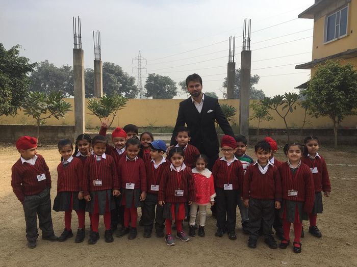 Avinash bersama murid-murid suatu sekolah