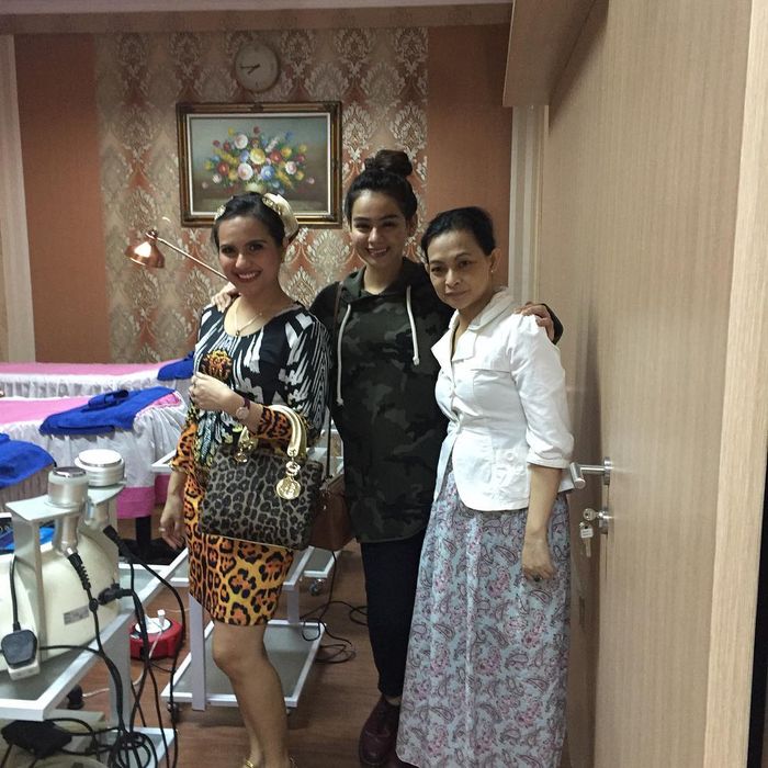 Potret Eksis Melvy Noviza (kiri)