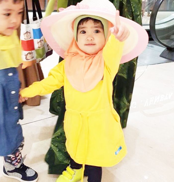 Bertopi besar