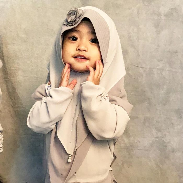 Berpose imut