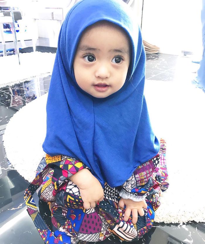 Berjilbab biru
