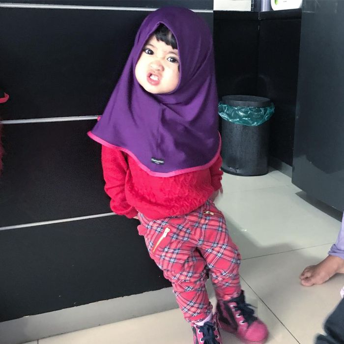 Bergaya marah