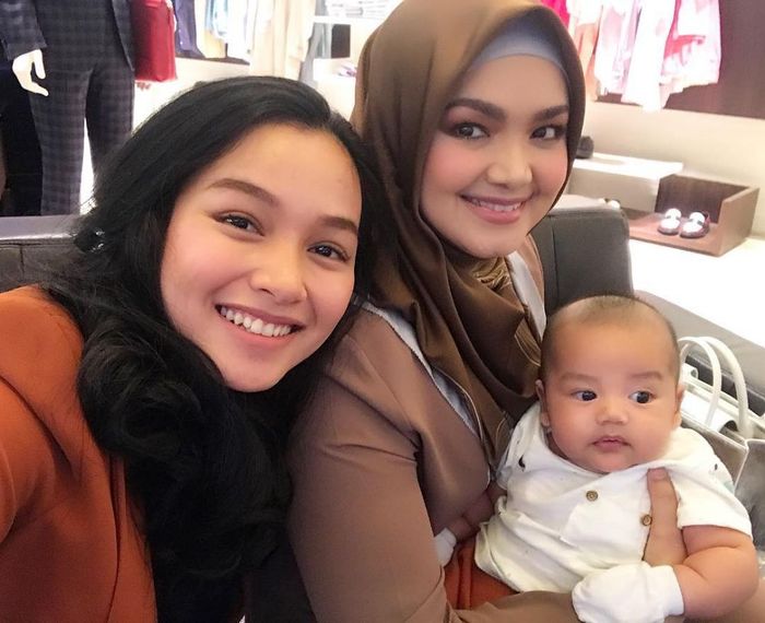 Siti Nurhaliza bersama menanntu dan cucu