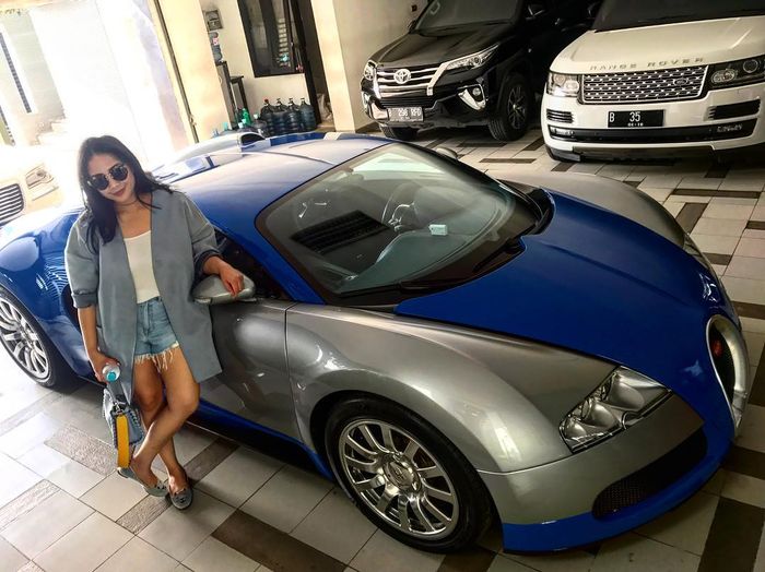 Nagita di depan mobil terbarunya, Bugatti Veyron 16,4