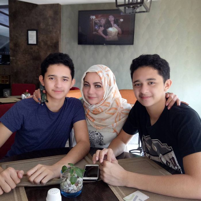 Nakula Sadewa bersama ibunya