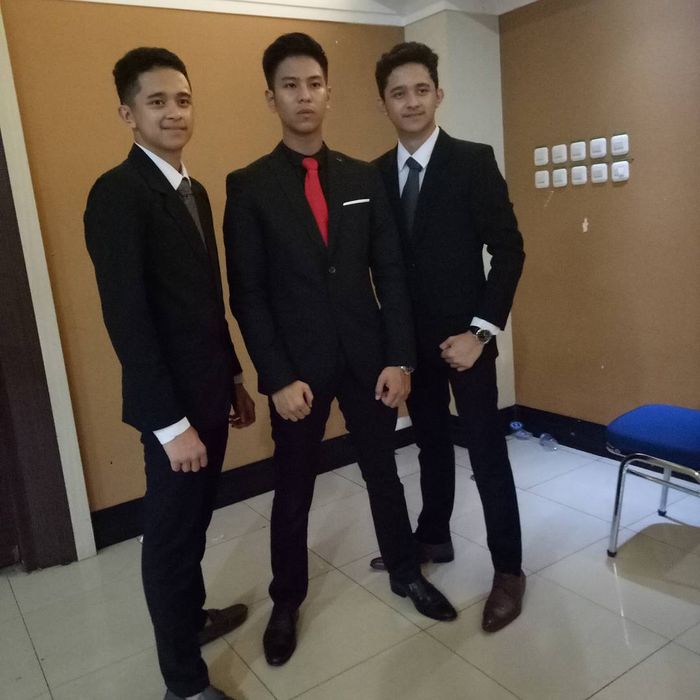 Nakula Sadewa bersama temannya saat kelulusan SMA