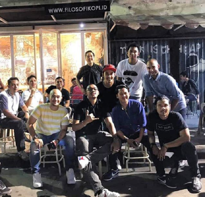 Faisal hangout bersama teman-teman