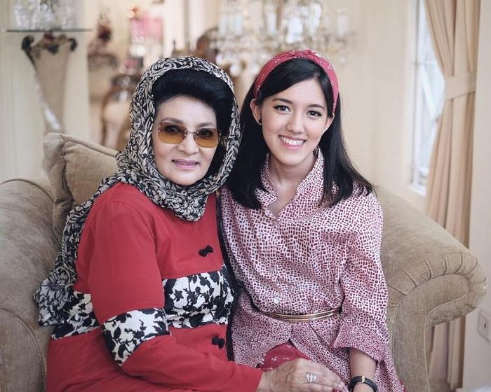 Farida Pasha dan cucunya