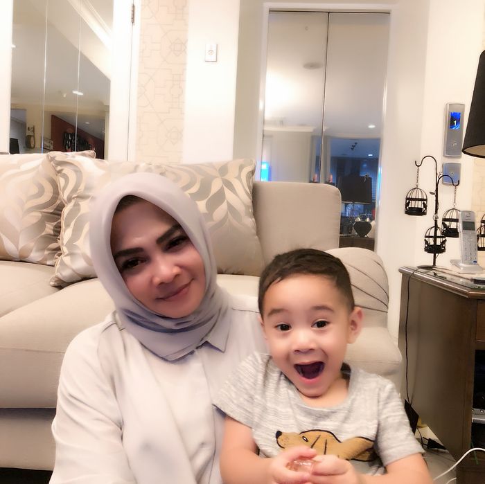 Lift di balik sofa