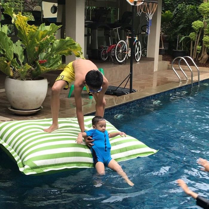 Kolam renang di rumah ibunda Gigi.