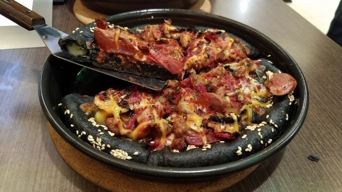 AmandaMenu baru PizzaHut BlackPizza
