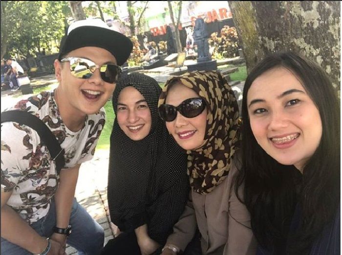 Dari kiri: Andhika Pratama, Arinda Gita Pratuwi, ibu, dan Anesstesia Ayu