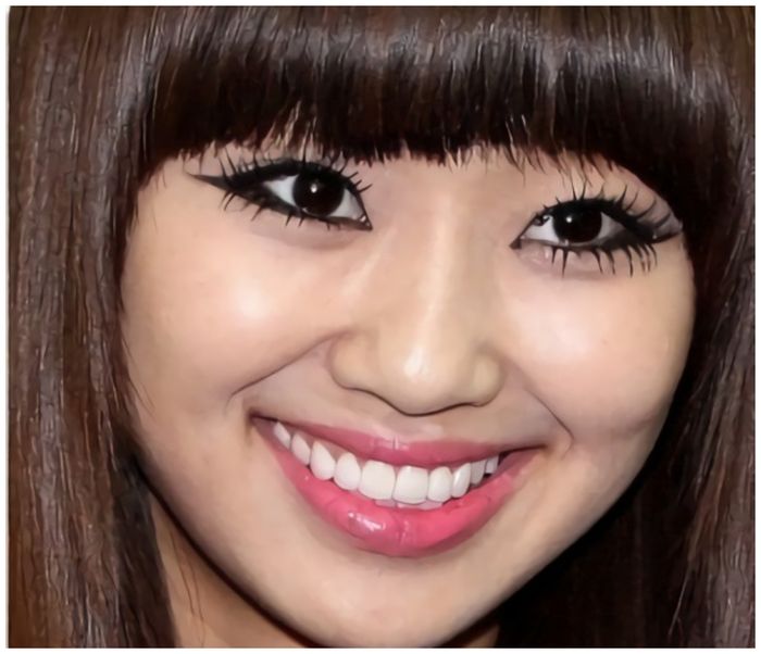 Make up mata Hyo Rin yang terlalu berlebihan
