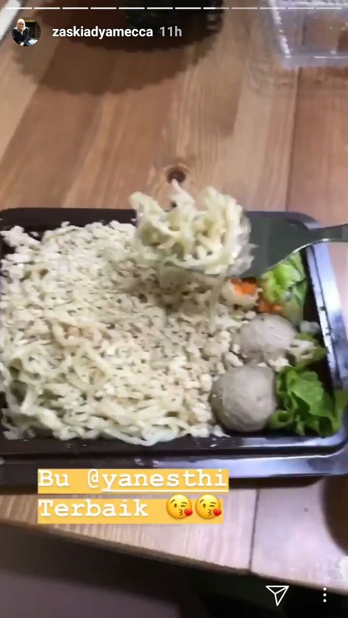Makanan dari yanesthi Untuk Zaskia Mecca