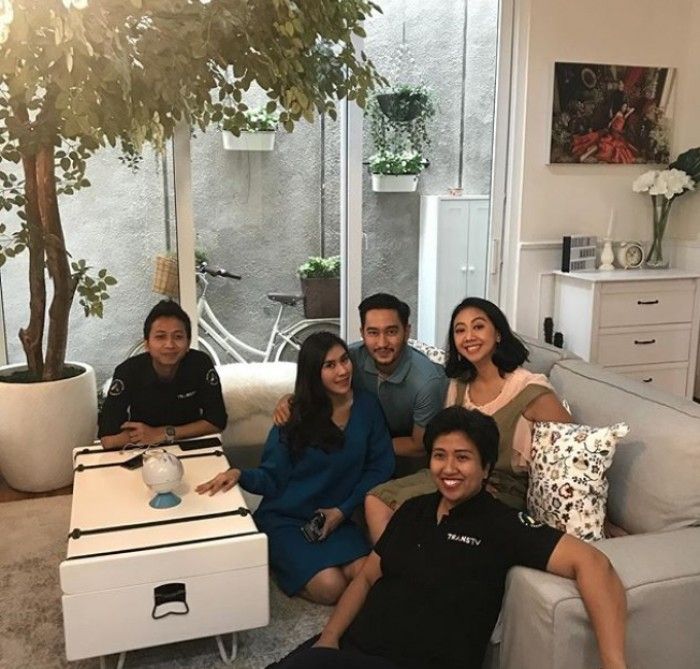 ASri Welas berkunjung ke rumah Syahnaz dan Jeje