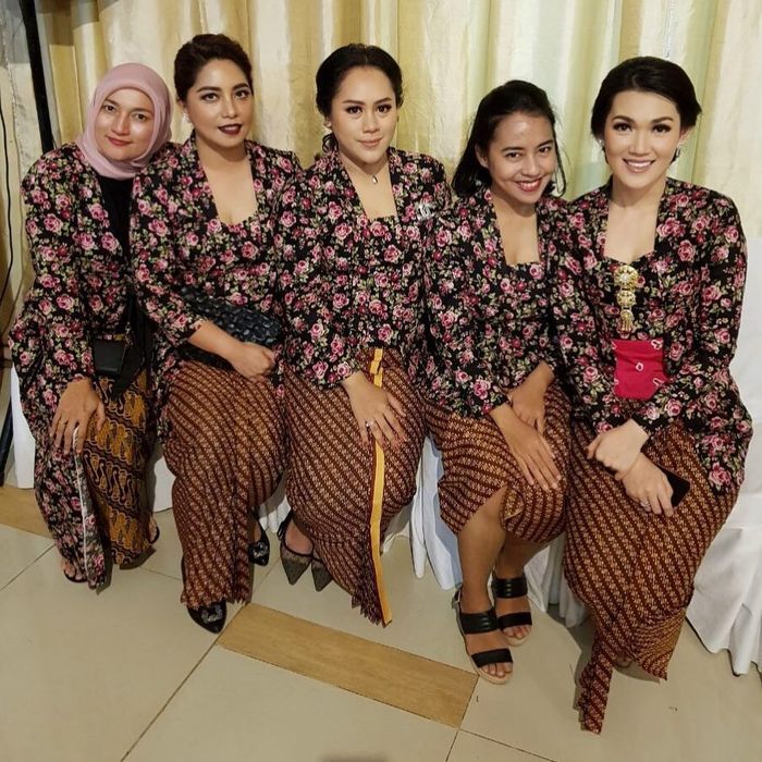 Sarah Amalia (paling kiri) dan saudara-saudara perempuannya