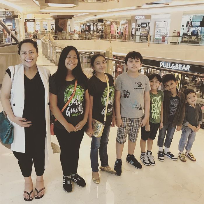 (nomor 3 dari kiri) Alleia Ananta, anak Ariel Noah