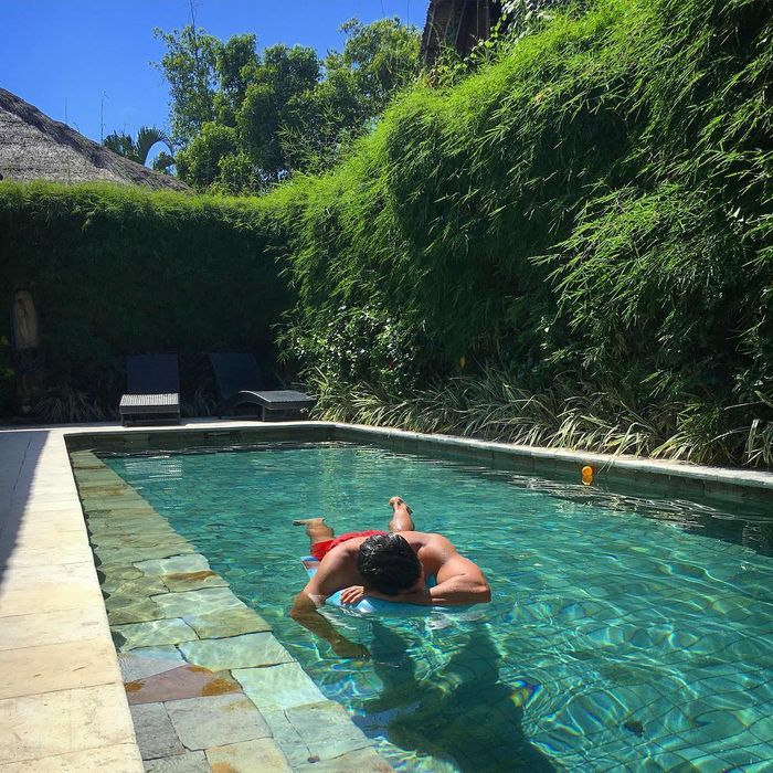 Kolam renang di rumah Nana Mirdad