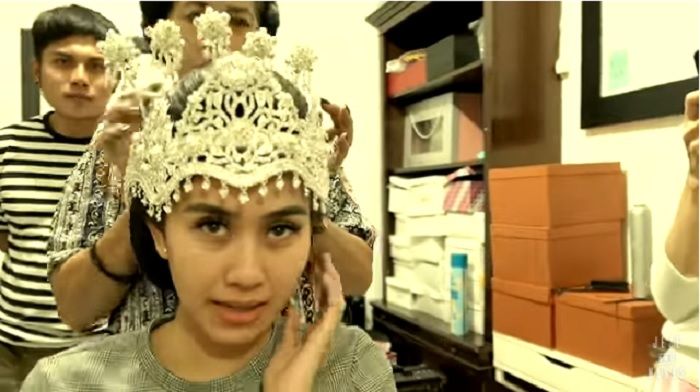 Syahnaz mencoba siger