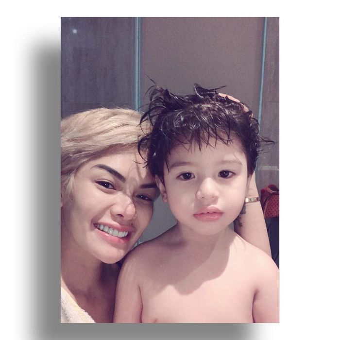 Nikita bersama bungsu