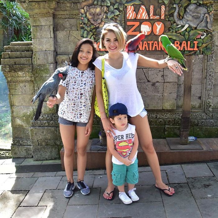 Nikita berlibur bersama