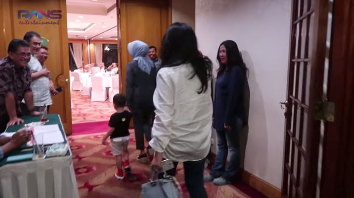 Nagita Slavina dan Rafathar hadiri acara ulang tahun Rieta Amilia
