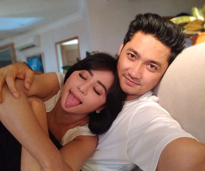kemesraan Dewi Persik dan suaminya di rumah