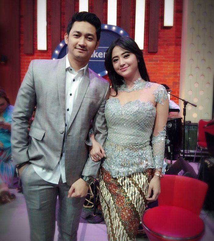 Dewi Persik dan Angga Wijaya saat isi acara pesbukers
