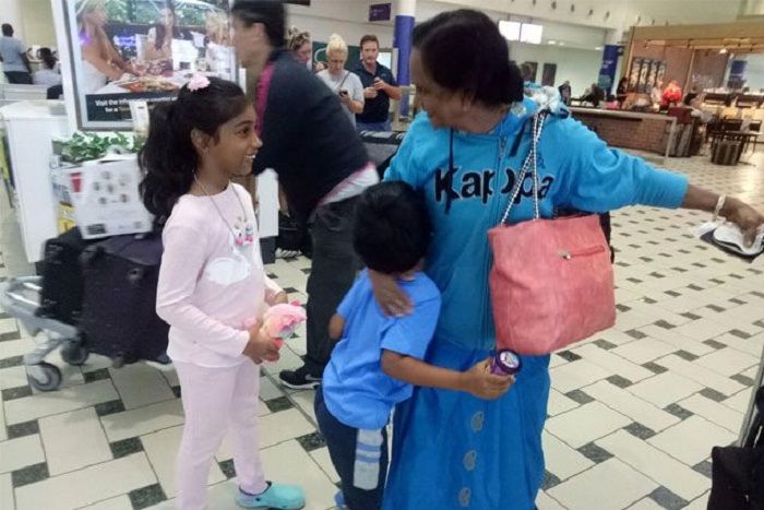 Lakshmi bertemu dengan cucu-cucunya setelah pemeriksaan Yahoo