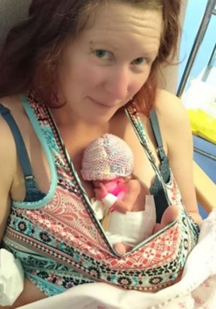 Pixie dalam dekapan ibunya