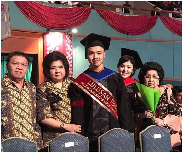 Himawan lulus bersama kakaknya