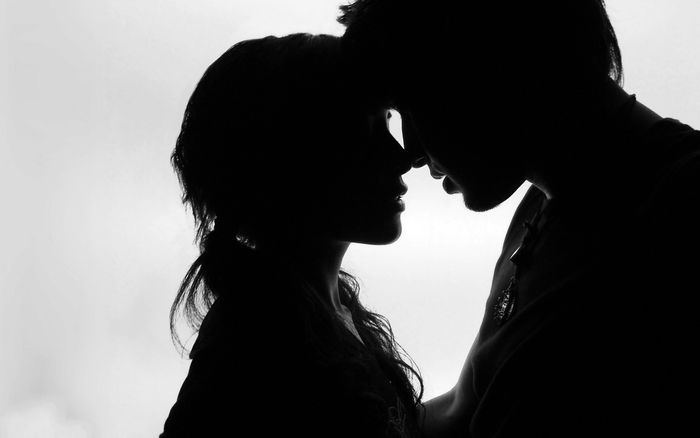 Berciuman dengan pasangan meningkatkan kesehatan fisik dan mental.