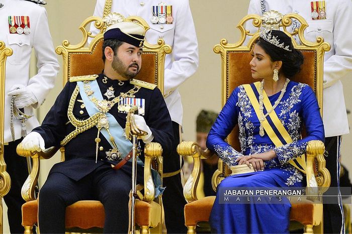 Tunku Mahkota Johor bersama istrinya
