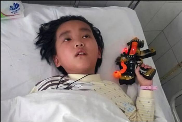 Koreaboo.com
Chen menderita penyakit tumor di otak yang menyebabkan tubuhnya lumpuh dan matanya buta