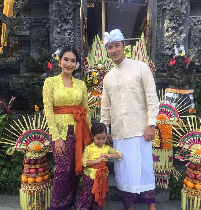 Happy Salma bersama keluarga