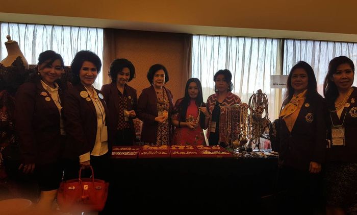 Lisa bersama ibu-ibu Lions Club