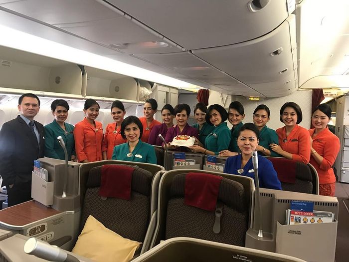 Nola (lima dari kanan, berdiri) bersama teman pramugari