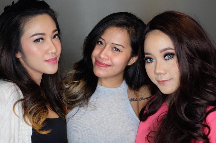 Nola (tengah) adalah seorang MUA