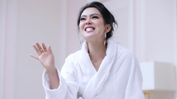 Penampilan Syahrini selalu curi perhatian, salah satunya airport stylenya yang super stylish ini