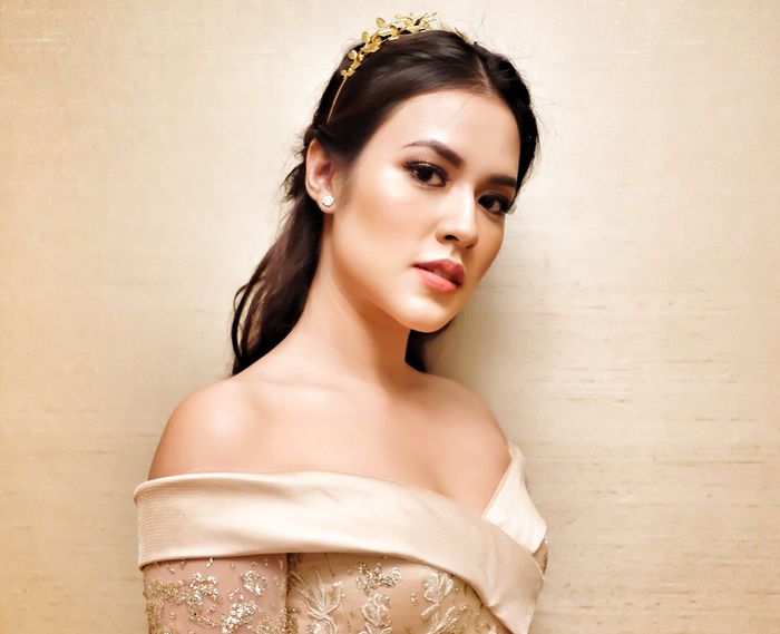 Makeup flawless kali ini merupakan hasil karya Raisa sendiri, loh