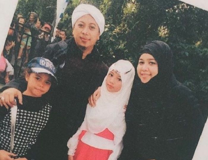 Opick dan istri pertamanya, Dian Rositaningrum, bersama salah satu anak mereka, Ghaniya Salma (berba