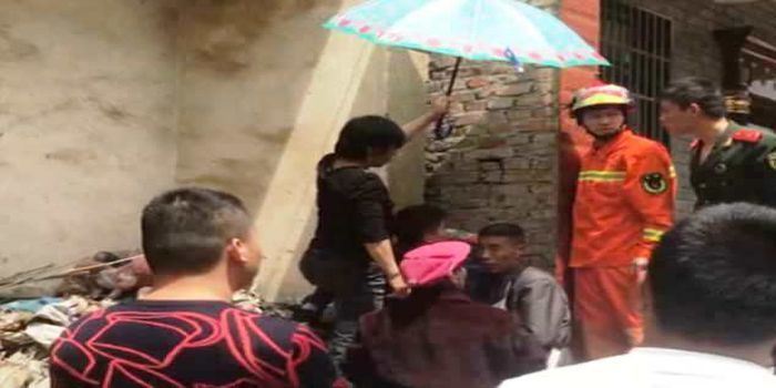 Ibu sang bocah memayungi agar anaknya tidak kepanasan