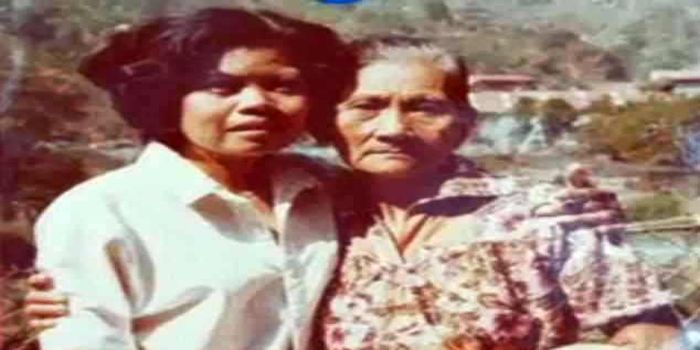 Mama Bakat memberikan resep asinan pepaya kepada putrinya, Marlene