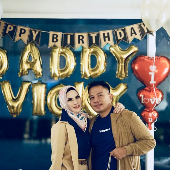 Angel Lelga dengan Vicky Prasetyo.
