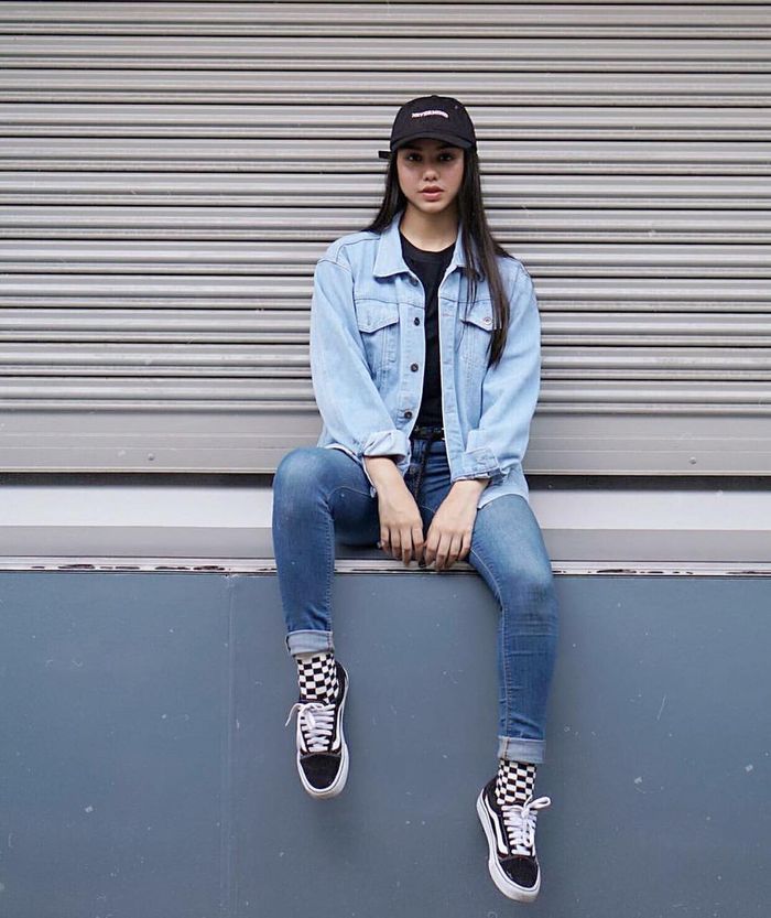 Tiana Mannering dengan gaya Denim on Denim