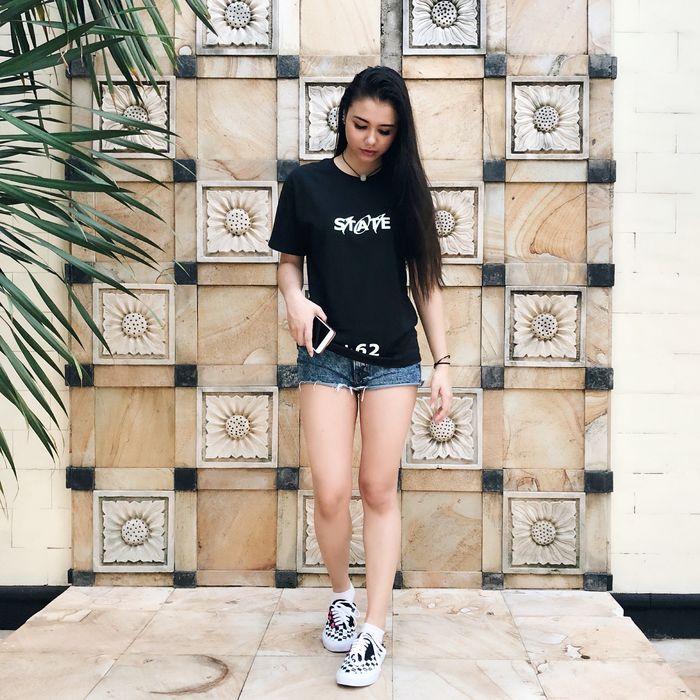 Gaya Kasual Tiana dengan Hot Pants
