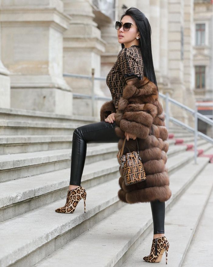 Penampilan cetar Syahrini saat tampil dengan boots motif leopard, kece banget ya! 