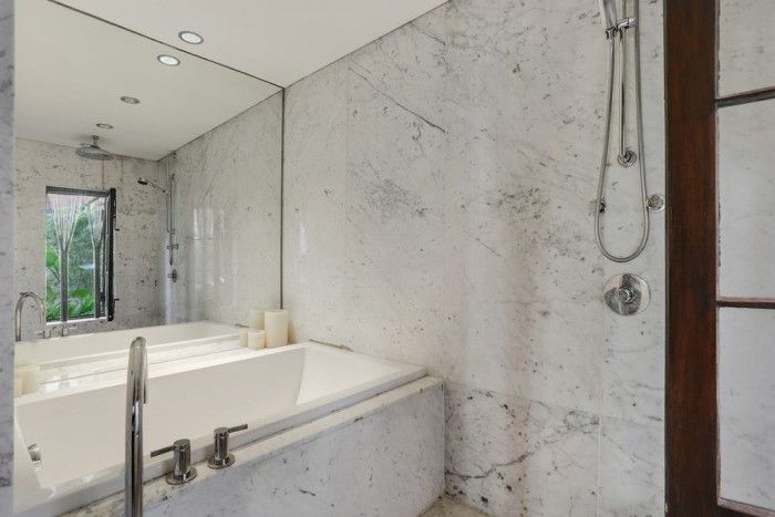 Kamar mandi berlapis marmer